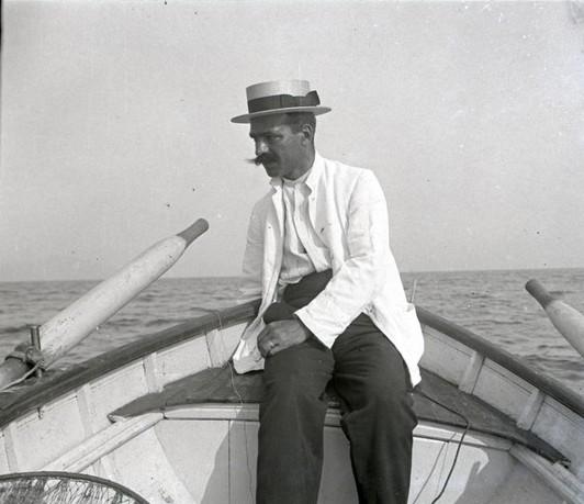 Gita in barca. Figura maschile (taglio)