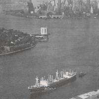 La turbonave "Pia Costa" nel porto di New York